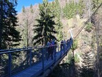Von Unterseen über die Hängebrücke